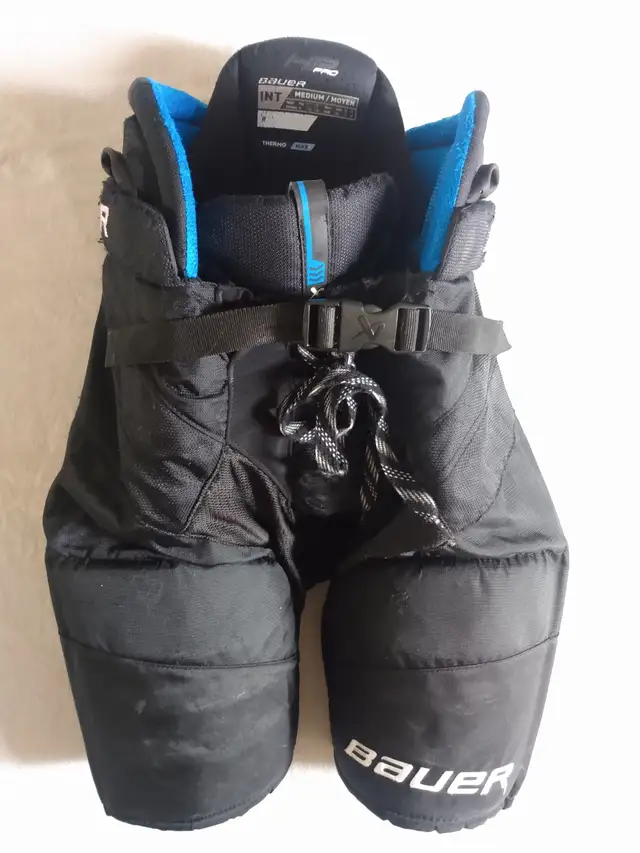 HOCKEY EQUIPMENT KIDS YOUTH SKATES size 3 PADS BAG PANTS KIT in Hockey in City of Toronto - Image 3