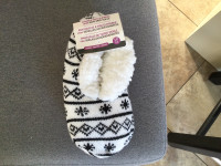 BRAND NEW SLIPPERS SIZE 5/6 