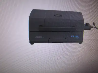 BBQ électrique à vendre, utilisé une seule fois, valeur de 270 $ laisse pour 135 $ peut etre utilise...