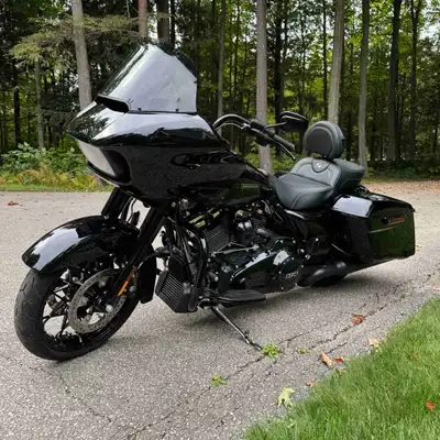 2020 Harley Davidson Road Glide Special. 7500 kms. Bike is in mint condition.