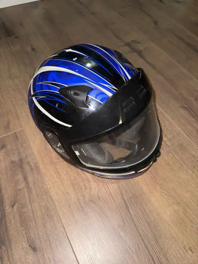 Ce casque de moto pour enfant MACH 1 est certifié DOT et ECE R 22.05, offrant une protection fiable...