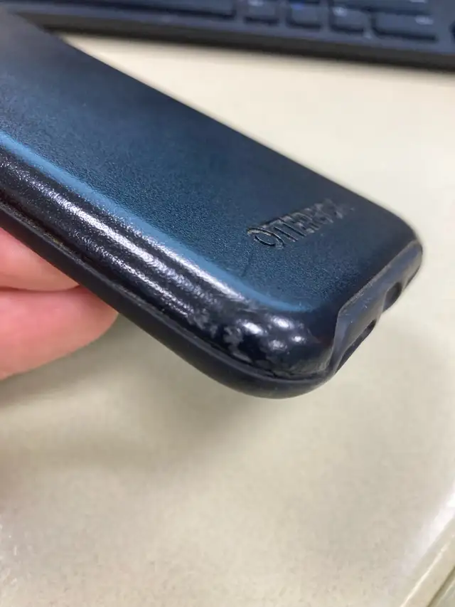 Otterbox Symmetry case for iPhone 7/8/2nd Gen SE in Cell Phone Accessories in Oakville / Halton Region - Image 4