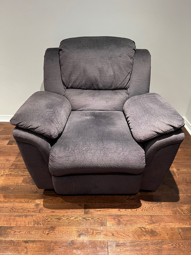 Lazy boy style chair for sale  in Chairs & Recliners in Oshawa / Durham Region