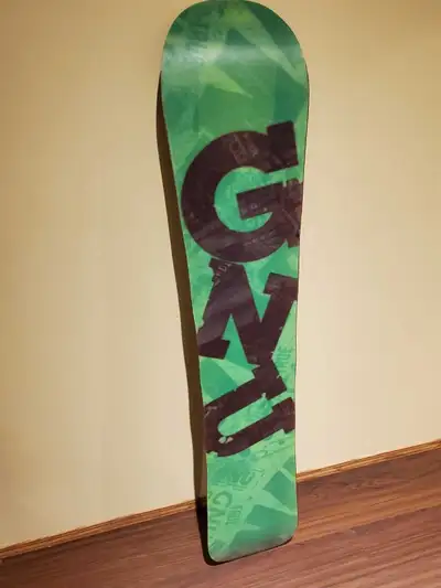 160 cm GNU snow banana serrated board with reverse camber. Beautiful graphics on both sides. Some ed...