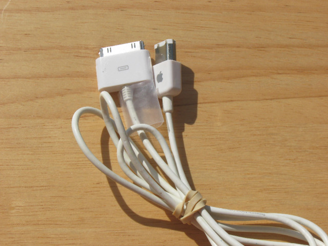 Câble USB de synchronisation & charge APPLE 30-pin to USB Cable dans Câbles et connecteurs  à Ville de Montréal