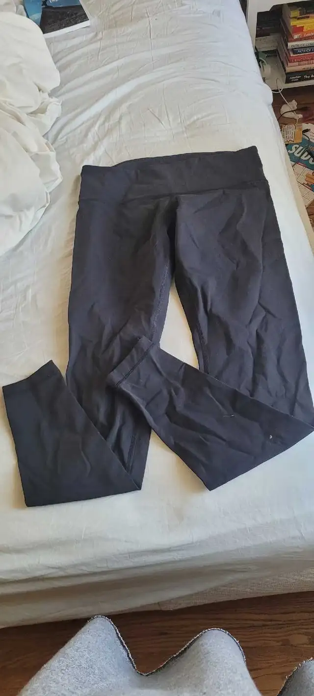 Lululemon small leggings in Women's - Bottoms in City of Toronto - Image 2