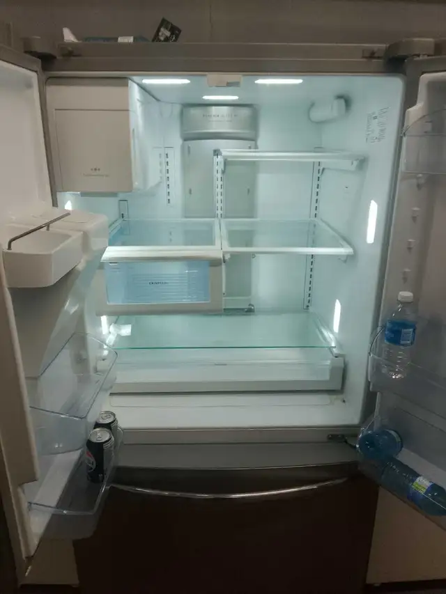 Frigidaire refrigerator 36" in Refrigerators in Kitchener / Waterloo - Image 3