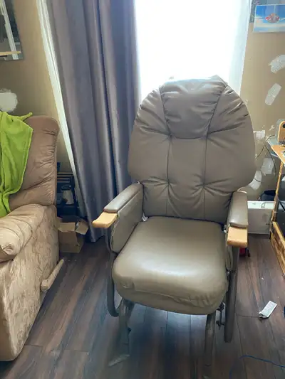 Cette chaise berçante en cuir de marque LPA MÉDICAL offre un confort exceptionnel avec son design er...
