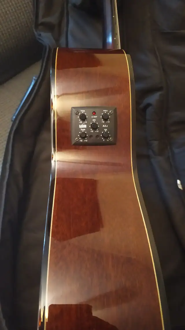 3 Guitares (tango, cutaway, pick-up) pour professionnels in Guitars in City of Montréal - Image 7