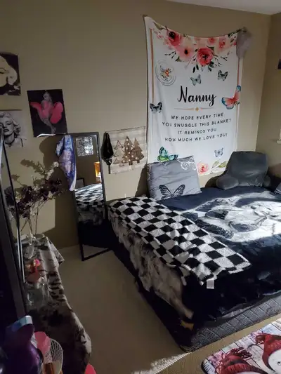 One bedroom for rent in 2 bedroom townhouse. Shared kitchen and washroom. One washroom with ensuite...