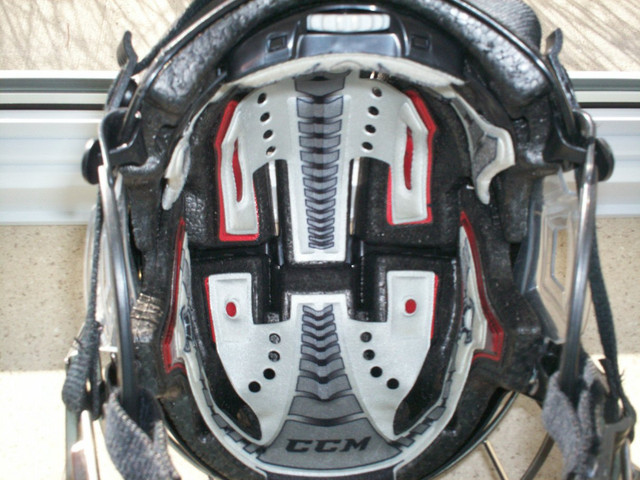 Casque neuf de hockey medium CCM Fitlite Hockey Helmet Combo. dans Hockey  à Ouest de l’Île - Image 3