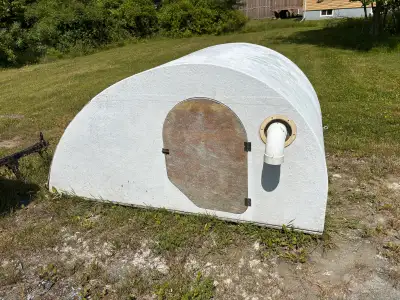 This 4x8 shell is a versatile and durable structure, perfect for various uses. This shell is in used...