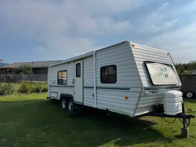 1997 Nash 25s model. 26ft long, tandem axle, dry weight spec 4360lbs. Four seasons trailer. Belly in...