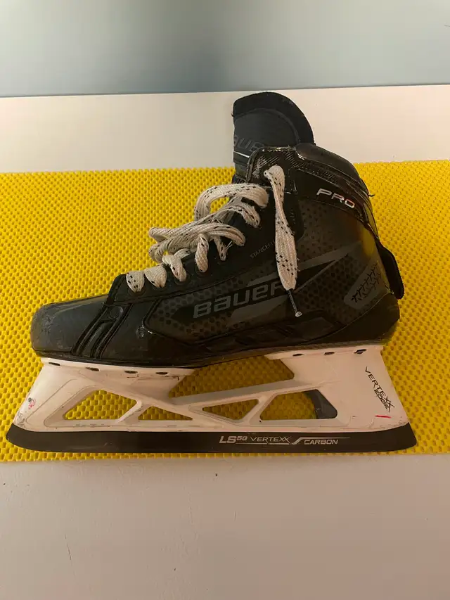 Patins de gardiens ‘Bauer pro’ hockey in Hockey in City of Montréal - Image 4
