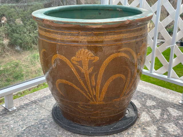 Vintage Chinese Floral Earthenware Glazed Egg Pot Planter in Outdoor Décor in Penticton
