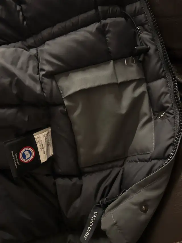 Canada Goose jacket women XS in Women's - Tops & Outerwear in City of Montréal - Image 6