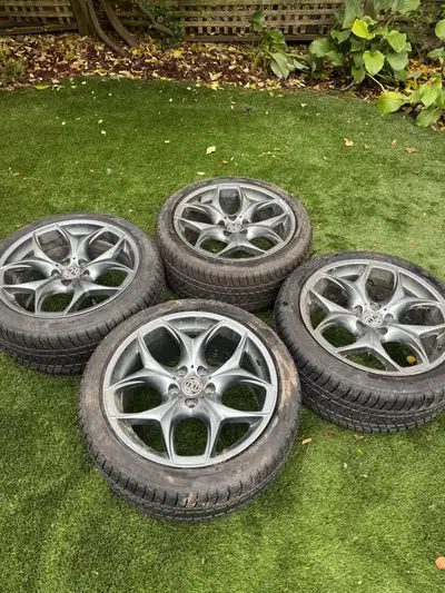 Set of four (4) Pirelli Scorpion Winter Tires LIKE NEW - Pirelli Scorpion Ice & Snow in 275/40 R20 o...