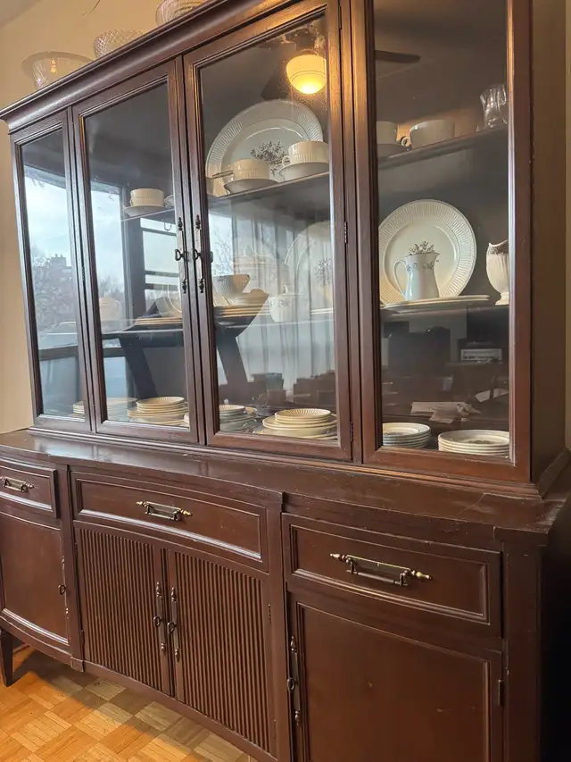 China wood cabinet/hutch vintage display cabinet and dishes in Hutches & Display Cabinets in City of Toronto - Image 3