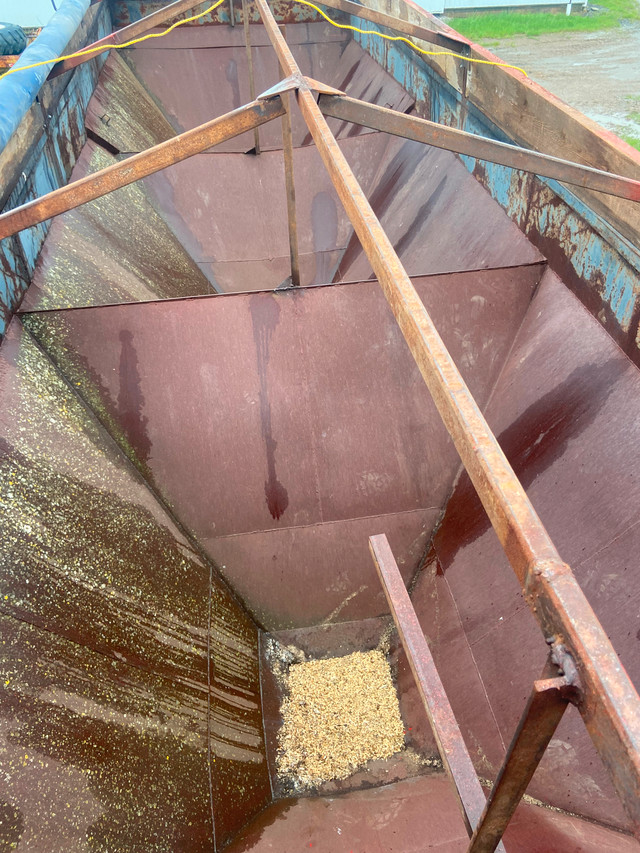Grain Wagon in Farming Equipment in Leamington - Image 4