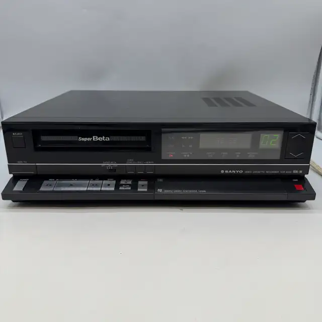 Sanyo VCR 4035 SuperBeta Betamax Video Cassette Recorder in General Electronics in City of Toronto - Image 2