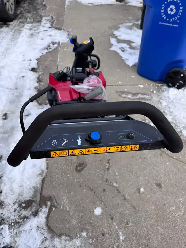 Toro 60V brushless SnowBlower and Toro Weed  Trimmer in Snowblowers in Windsor Region - Image 5
