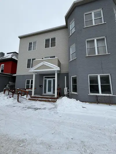 APPARTEMENT À LOUER – GRANBY Disponible à partir du 1er mars 2026 Magnifique et très grand 4 ½ situé...