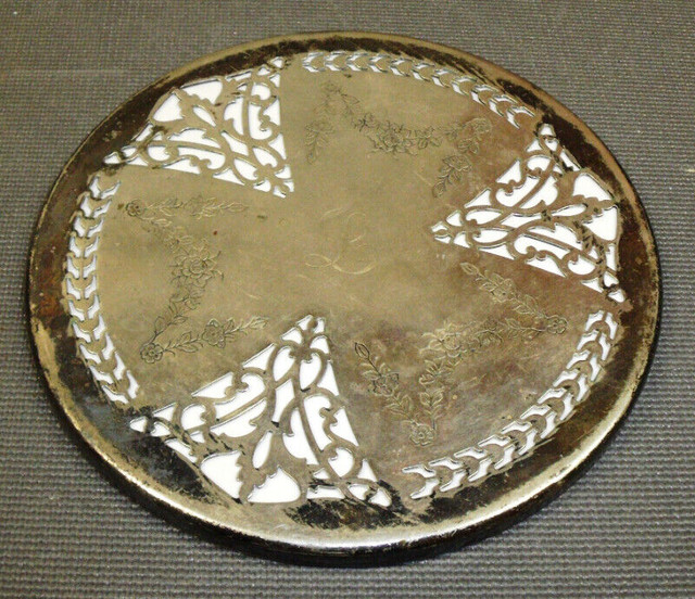 VINTAGE SILVER PLATED TRIVET 6" WIDE in Arts & Collectibles in Lethbridge