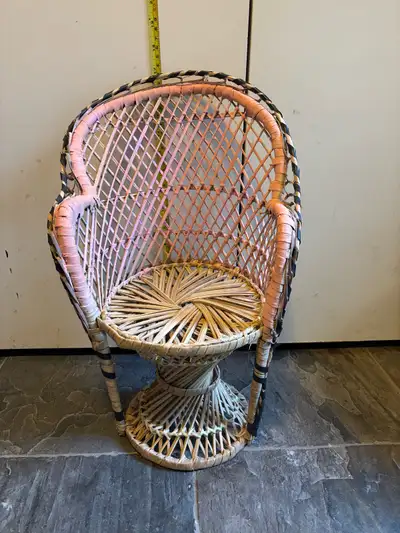 This vintage wicker peacock chair is absolutely adorable! It's in good condition. Add a touch of boh...
