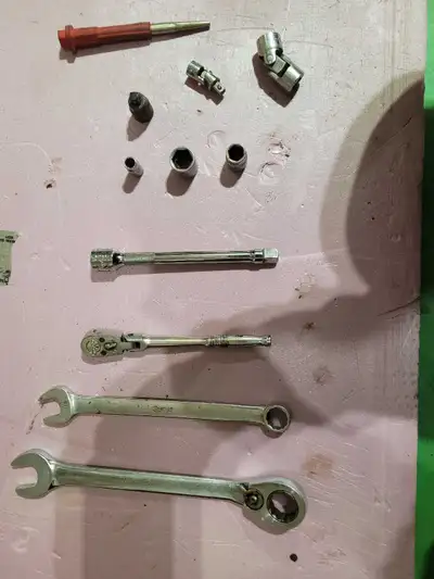 snap on and blue point hand tools ,1/4 " ratchet ,punch,3/8"extension, 15 mil wrench,3/4"racheting w...