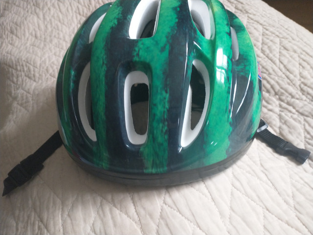 Bike Helmet in Road in Kitchener / Waterloo - Image 3