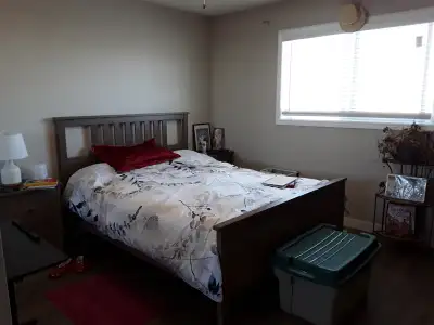 Ensuite and a single room available for rent on upper level of a 4 level split house NW Calgary Full...