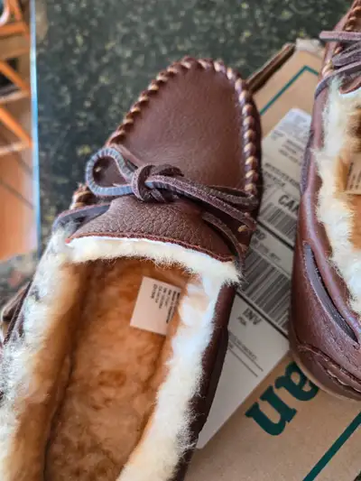 LLBean Womens Wicked Good Slippers Size 8M (B) Rubber outsole.. Premium moosehide with rawhide laces...