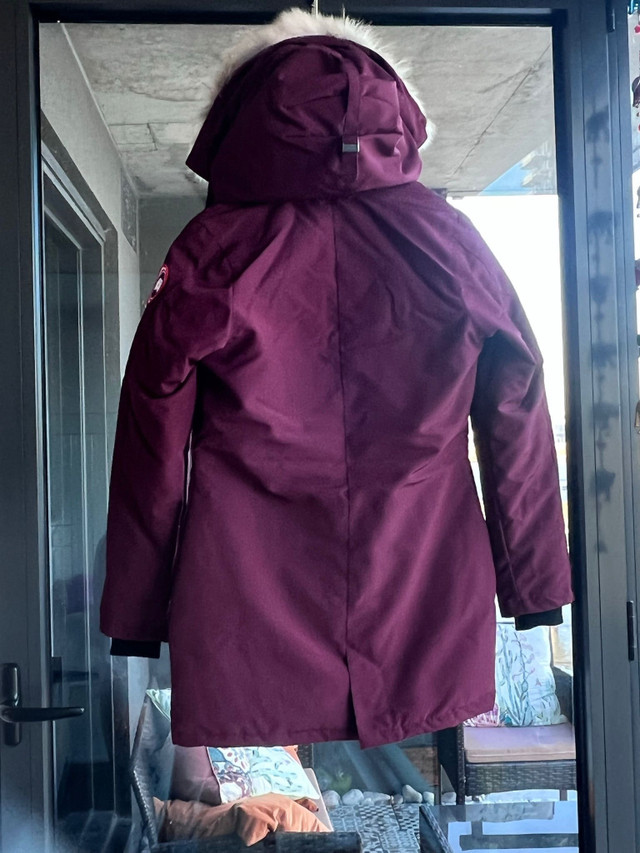 Manteau Canada Goose totalement NEUF! dans Femmes - Hauts et vêtements d'extérieur  à Ville de Montréal - Image 4