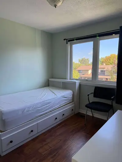 Private Bedroom 10 minutes bus ride to Algonquin College Close to College Square, West Hunt Club, Me...