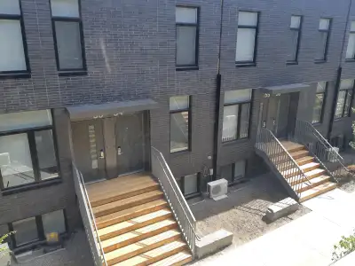 1bed+1bath available on a 3 bedroom upper townhouse. Other 2 rooms are occupied with 2 male students...