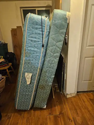 BED, QUEEN SIZE,  FIRM,  GOOD CONDITION,  PH 403 667 7854 , View more