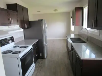 3 bedroom, 1 bathroom upper level of a house. Bright, updated and clean. Includes washing machine an...