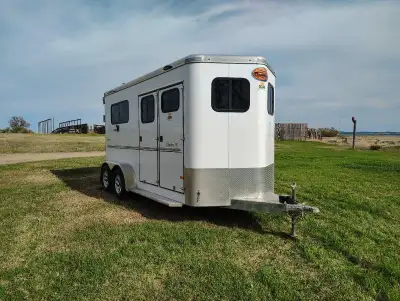 Very clean 2 horse straight load. Front tack room w/ 2 saddle racks, 6 tack hooks, blanket bar, brus...