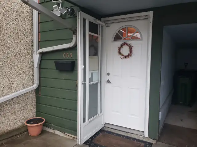 4 Bed  2 Bath Townhouse with 2 parking spaces