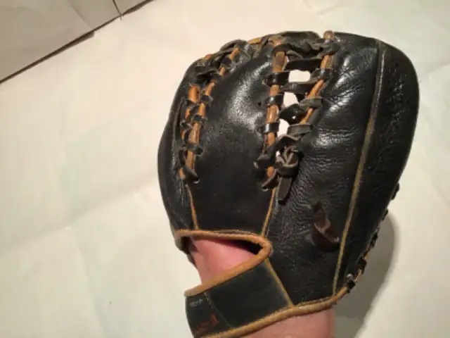 Vintage 1950s Baseball Glove in Arts & Collectibles in Oakville / Halton Region - Image 4