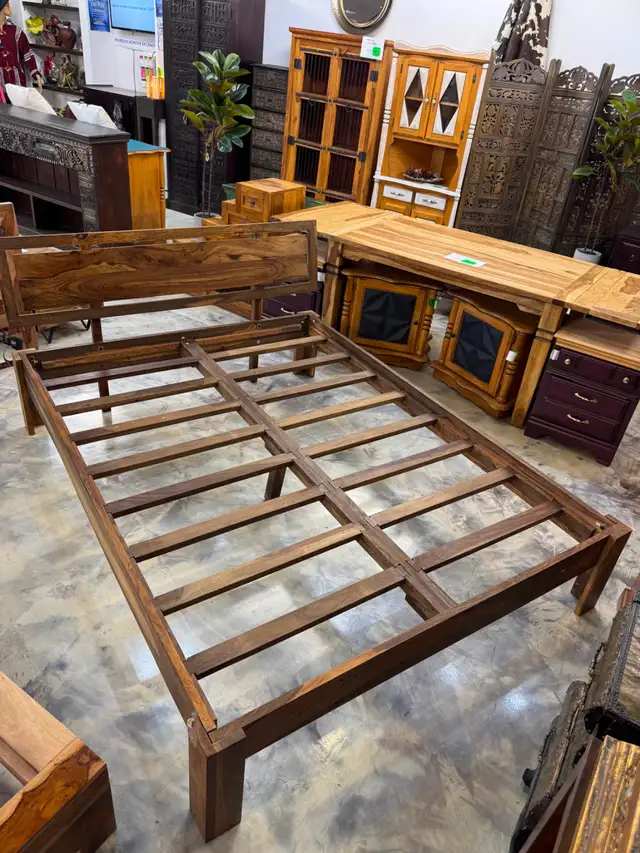 ✅ Base de Lit Queen bois de rose naturel, cadre lit Queen modern in Beds & Mattresses in City of Montréal - Image 4
