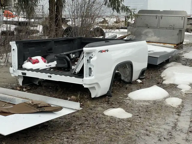 2024 Chevrolet Silverado 2500HD 8’ box in Auto Body Parts in Ottawa - Image 2