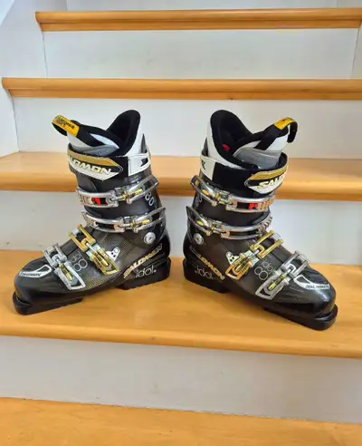25.5 (Men's 7 / Women's 8) Salomon Ski Boots. Great Condition, View more
