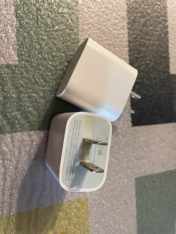 Chargeur de Cellulaire et de tablette et de ordinateur Apple dans Appareils électroniques  à Ville de Montréal