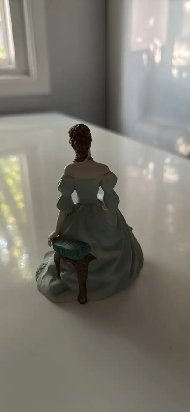 Coalport Porcelain Figurine Beau Monde     Beatrice in Arts & Collectibles in London - Image 5
