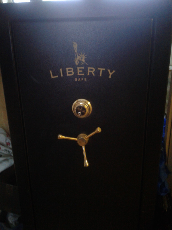 Liberty 18 gun combination safe in Other in Whitehorse - Image 2