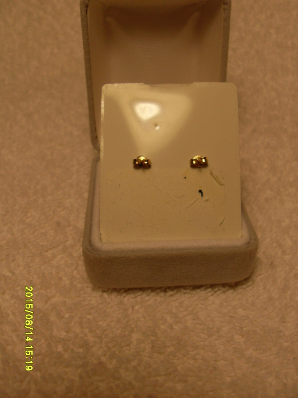 Gift - 10k yellow gold diamond star stud earrings in Jewellery & Watches in Bridgewater - Image 2