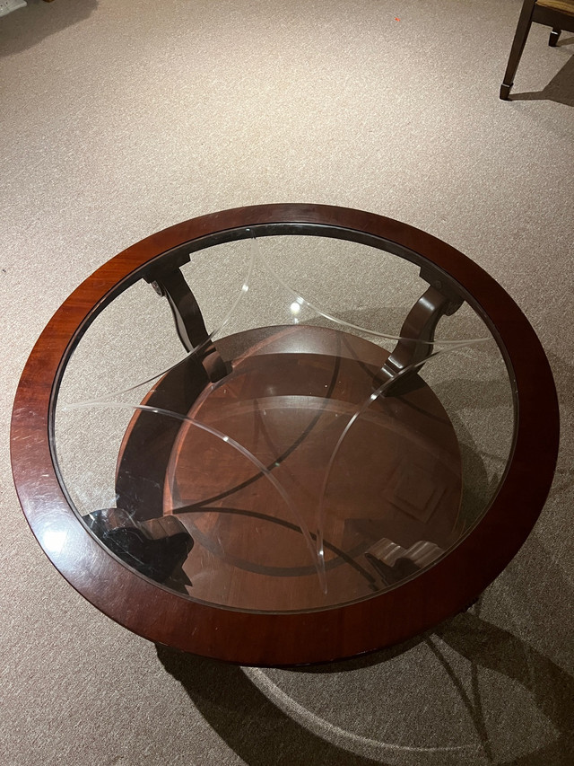 ROUND WOODEN COFFEE TABLE WITH GLASS TOP - GREAT CONDITION in Coffee Tables in Markham / York Region - Image 2