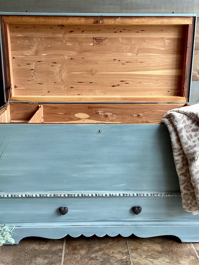Large vintage cedar chest, blanket box, hope chest Dressers