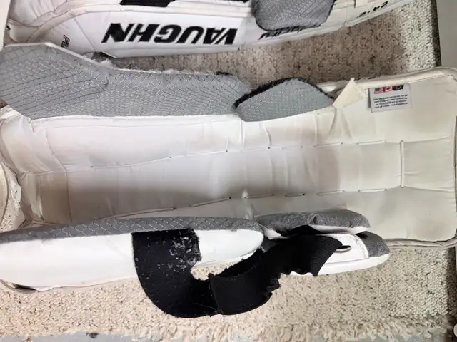 Vaughn Velocity VE8 YT Goalie Pads in Hockey in Markham / York Region - Image 5